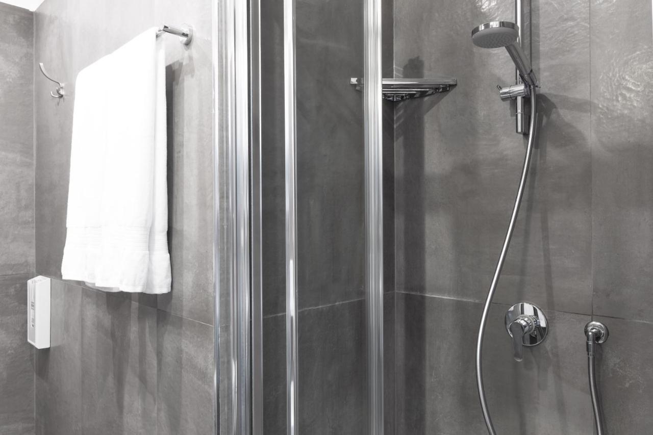 Toledostop Napoli Bagian luar foto A shower with a shower door