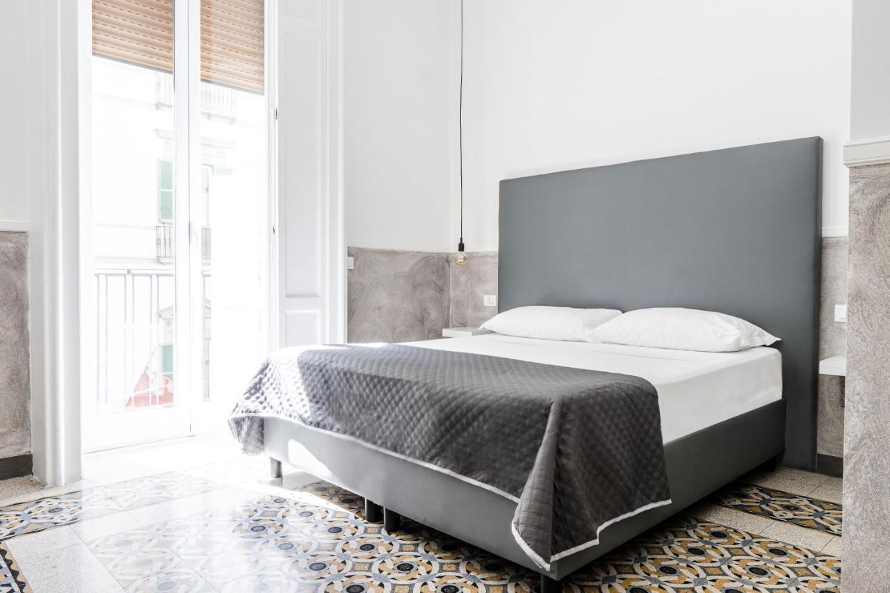 Toledostop Napoli Bagian luar foto A bed