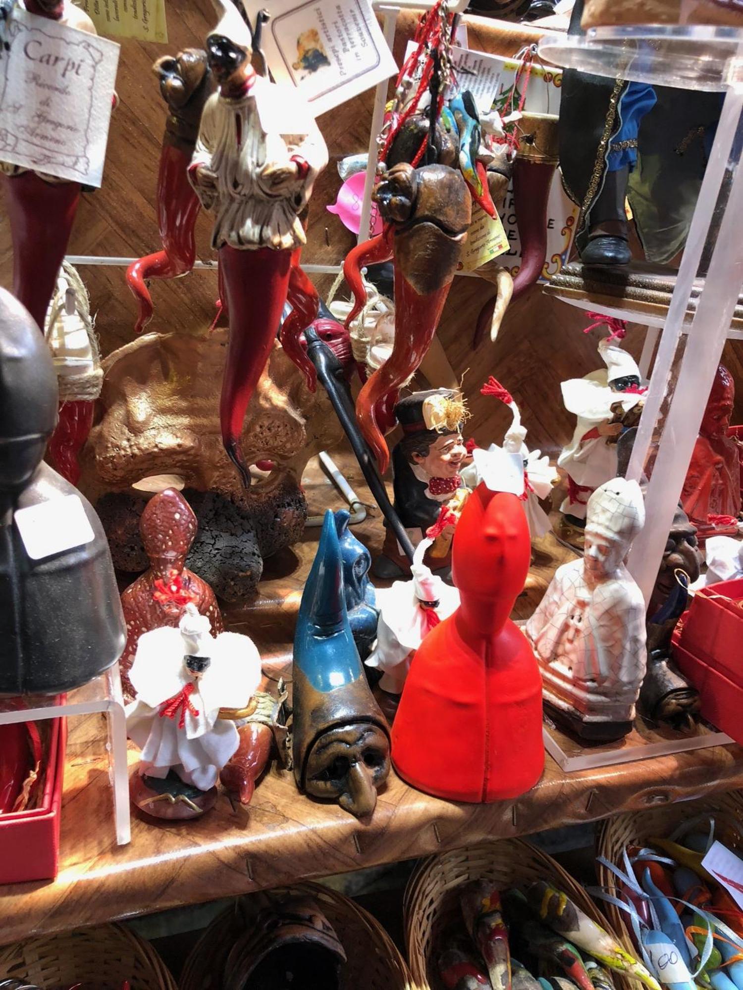 Toledostop Napoli Bagian luar foto A collection of various types of Christmas tree ornaments