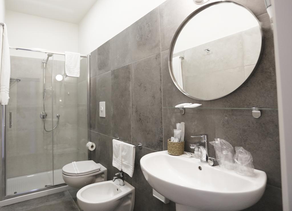Toledostop Napoli Bagian luar foto Bathroom