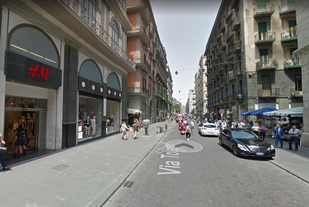 Toledostop Napoli Bagian luar foto The station is located on Via Torino, a shopping street.