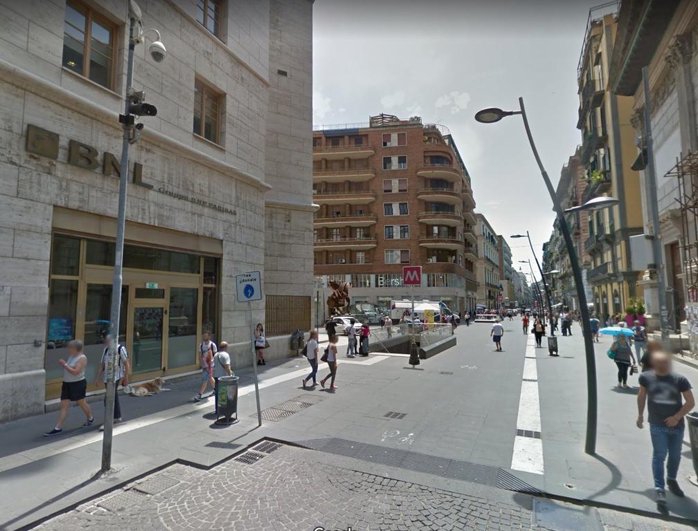 Toledostop Napoli Bagian luar foto The station entrance
