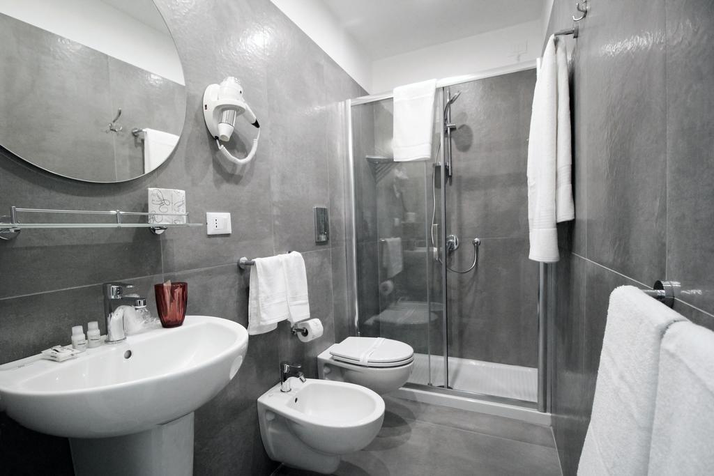 Toledostop Napoli Bagian luar foto A modern bathroom
