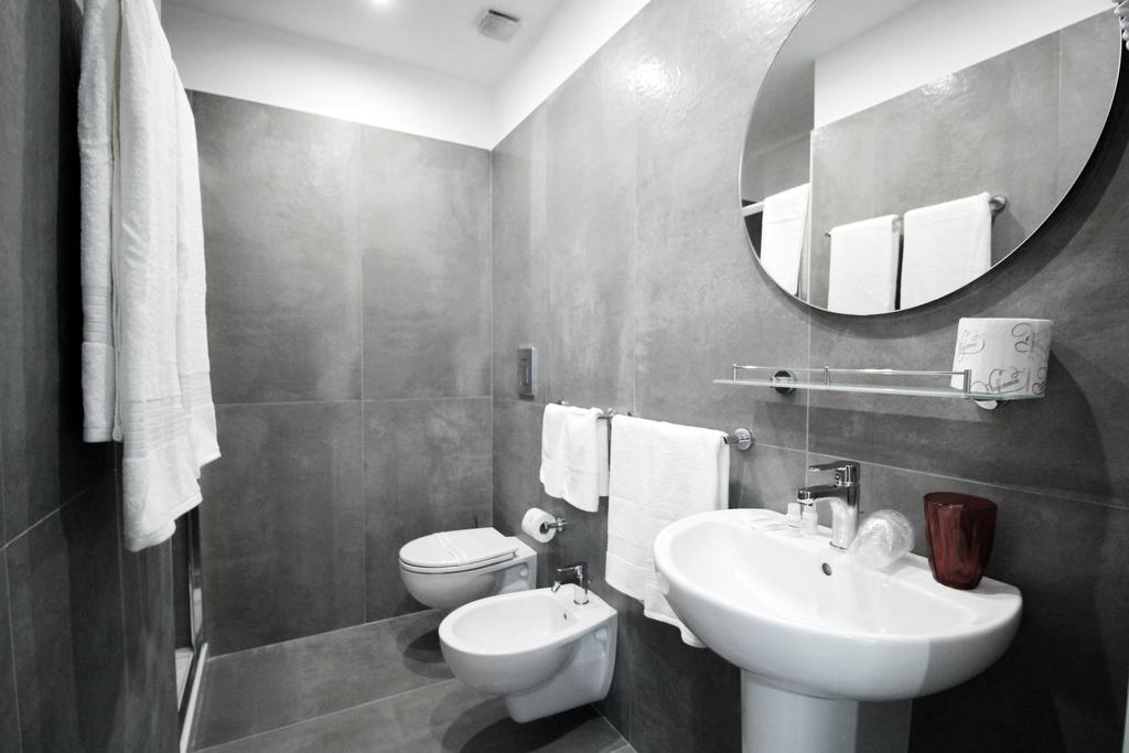 Toledostop Napoli Bagian luar foto Bathroom