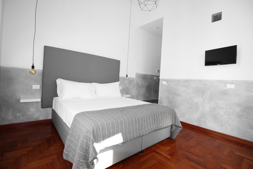 Toledostop Napoli Bagian luar foto A room at the hotel