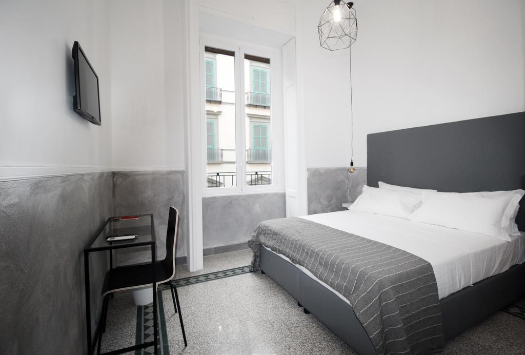 Toledostop Napoli Bagian luar foto A room at the hotel