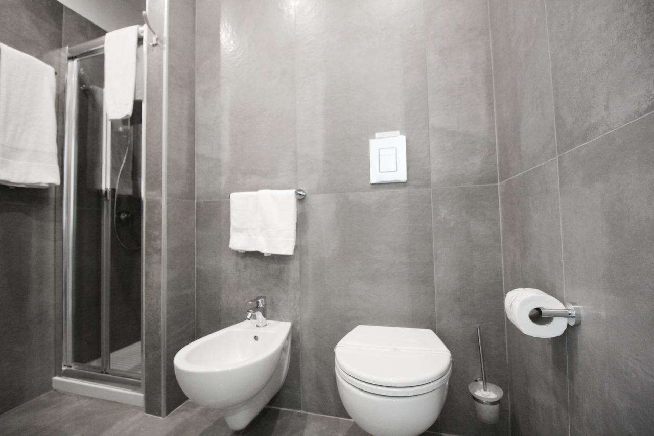 Toledostop Napoli Bagian luar foto A modern bathroom with a bidet and toilet