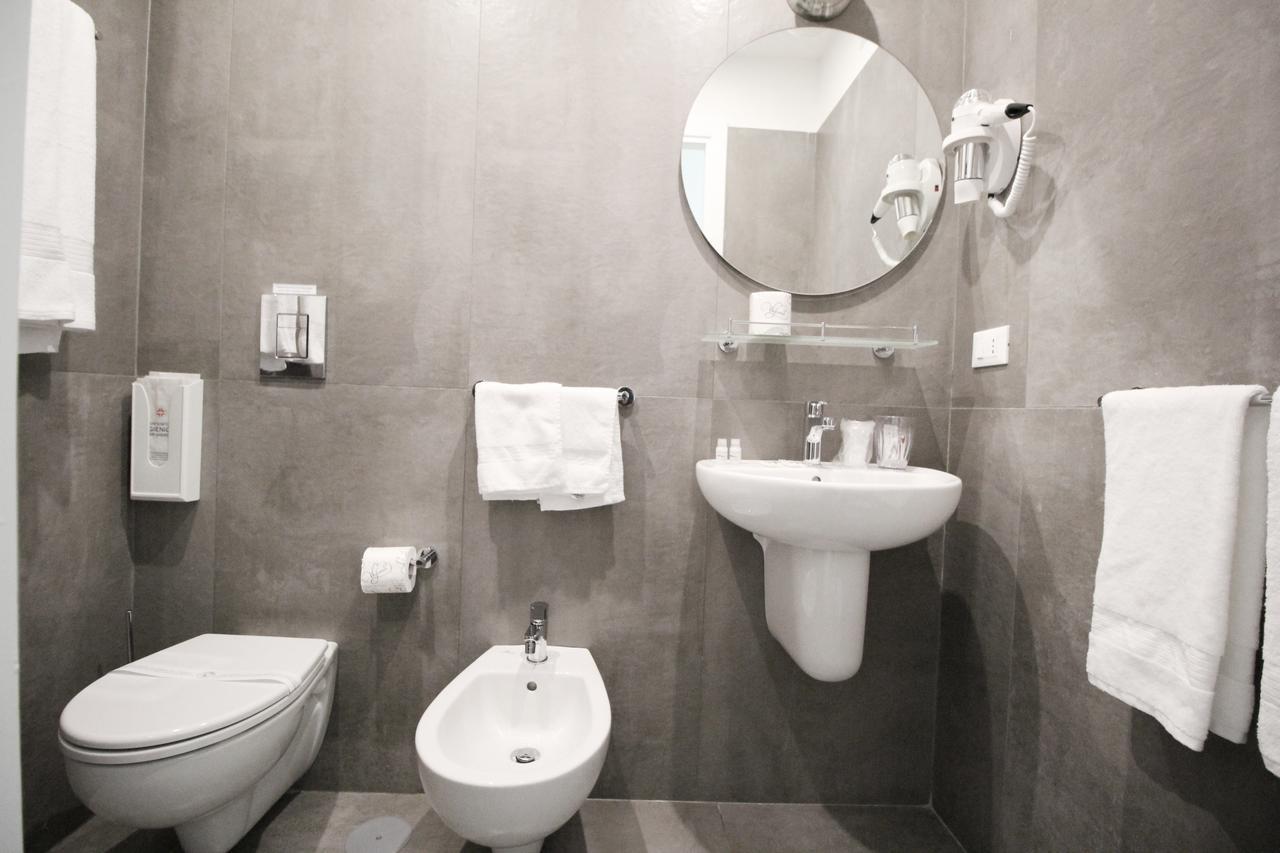 Toledostop Napoli Bagian luar foto A bidet in a hotel bathroom