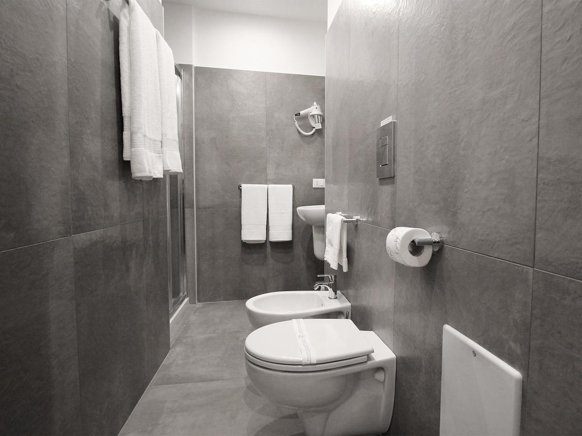 Toledostop Napoli Bagian luar foto Bathroom with bidet