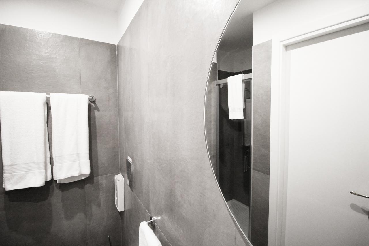 Toledostop Napoli Bagian luar foto Bathroom with polished concrete