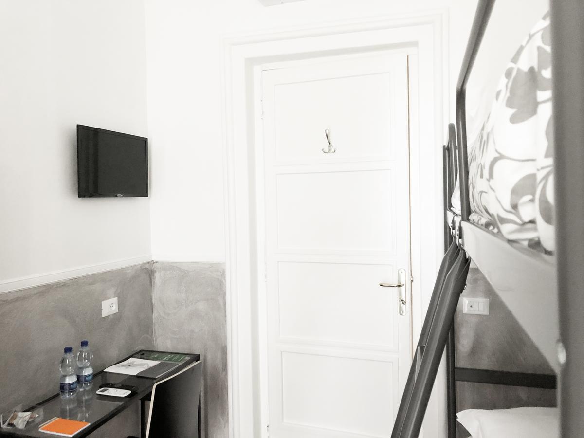 Toledostop Napoli Bagian luar foto A room at the hotel
