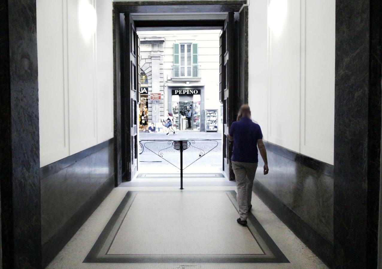 Toledostop Napoli Bagian luar foto The entrance to the gallery