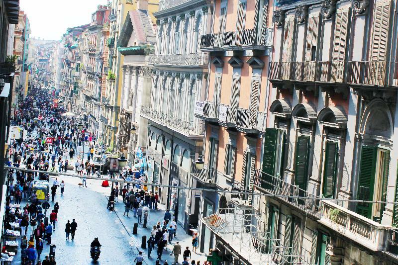 Toledostop Napoli Bagian luar foto Via Roma